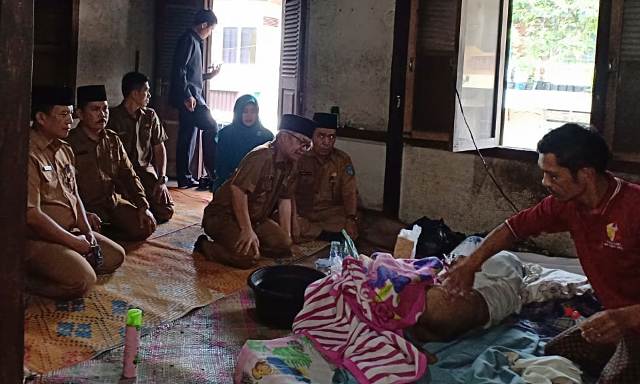 Wabup Kerinci Ami Taher saat Mengungjungi Kakek 81 yang sakit