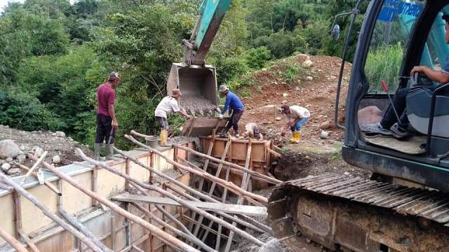 Proyek Jembatan Senilai Rp. 5.1 M Dikerjakan Asal-Asalan, Aduk Semen Pakai Molen dan Ekskavator