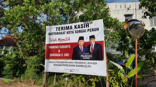 Prabowo-Sandi Unggul di Sungai Penuh, DEJ Relawan Pasang Baliho Bertulis Terima Kasih