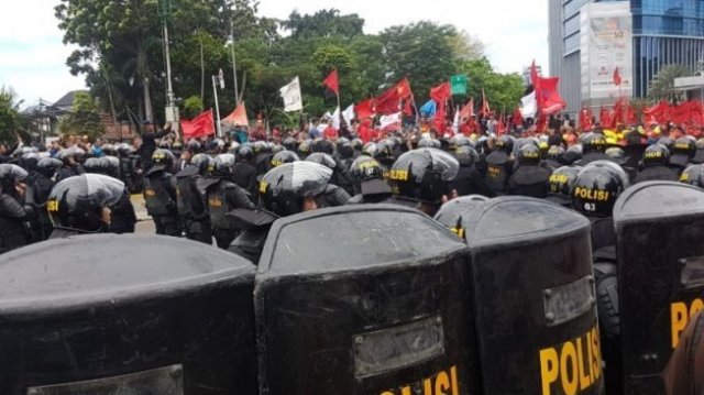 Aksi May Day di Bandung, Jurnalis Ditendang, Diinjak, Dipiting Polisi