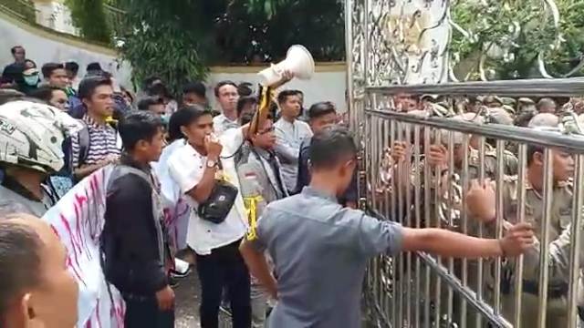 Mahasiswa dan Pemuda Demo di Kantor Bupati Merangin