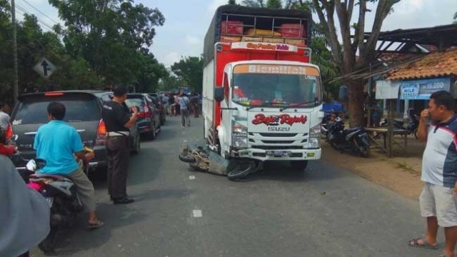 Sepeda motor korban masih di bawah truk pengangkut cabai