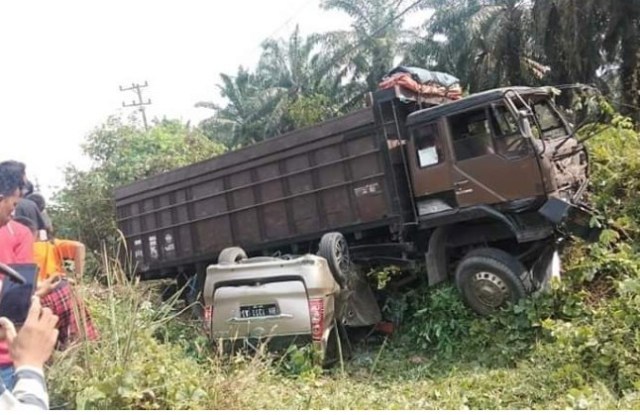 Lakalantas Fuso Vs Xenia di Merangin