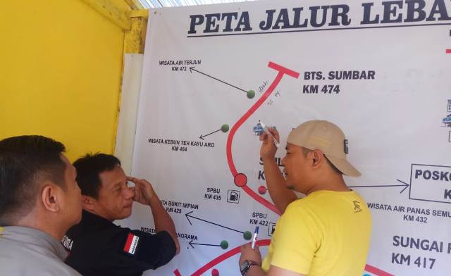 John Afriza Ketua LSM Perisai Kobra bersama Deki Almitas Dirketur PT. Aurora saat turun cek lokasi Jalan Nasional SUngai Penuh - Letter W beberapa waktu lalu