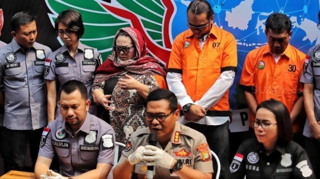 Tersangka kasus penyalahgunaan narkoba Tri Retno Prayudati alias Nunung dan suaminya Iyan Sambiran dihadirkan saat rilis kasus di Ditresnarkoba Polda Metro Jaya, Jakarta, Senin (22/7). [Suara.com/Muhaimin A Untung]