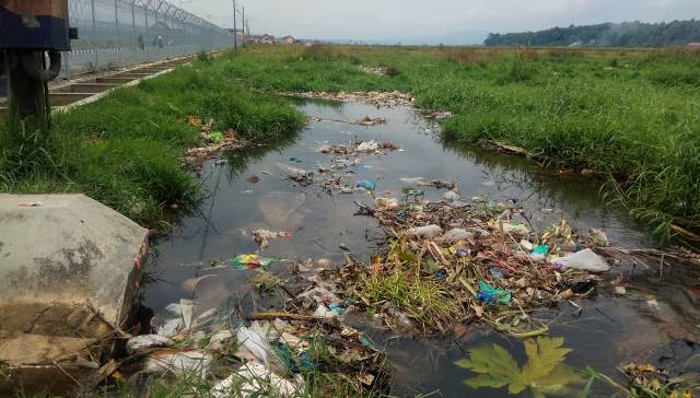 Sampah Menumpuk di Pintu Masuk Bandara Depati Parbo