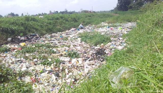 Sampah Plastik di Sungai Air Sempit Kota Sungai Penuh