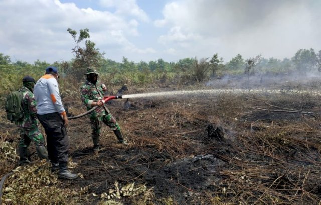 Satgas Karhutla memadamkan api di Muaro Jambi.