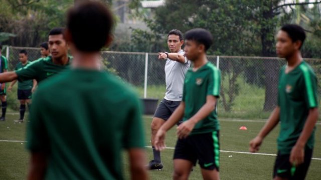 Pelatih Kepala tim nasional U-16 Bima Sakti (Tengah) memberikan arahan saat sesi latihan perdana di Lapangan NYTC. (Ist)