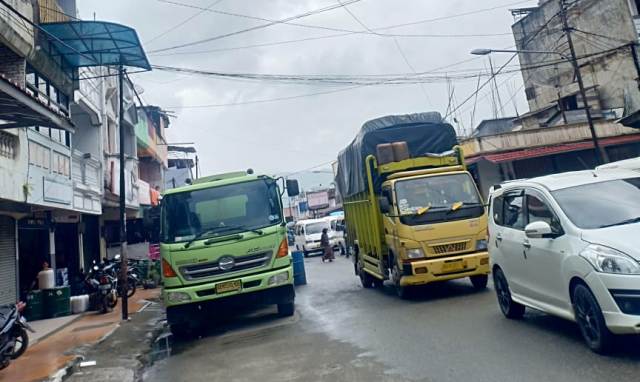 Bongkar Muat di Kota Sungai Penuh Macetkan Lalu Lintas