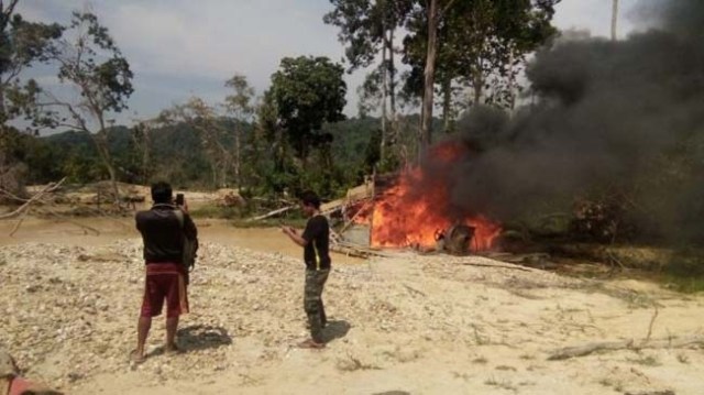 Warga Bakar Mesin dan Perlengkapan PETI