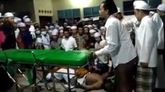 Warganet digegerkan oleh beredarnya video mayat Robi Anjal, lelaki berusia 60 tahun di Kota Sampang, Madura, Jawa Timur, yang mendadak hidup lagi seusai diturunkan dari ambulans. [Facebook]