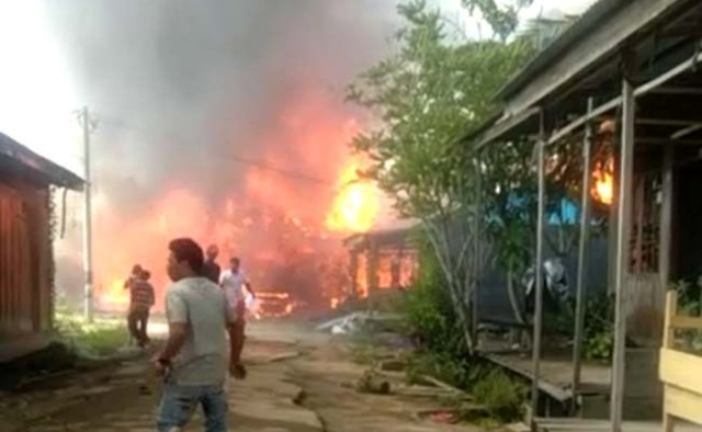 Kebakaran hanguskan enam rumah di Pengabuan. Foto: Saputra/Jambiseru.com