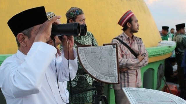 Pemantauan hilal di Masjid Al Mahbrur, Surabaya. (Suara.com/Dimas).