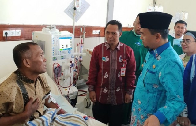 Bupati Kerinci Adirozal bersama Direktur RSUD MHA Thalib saat mengunjungi pasien