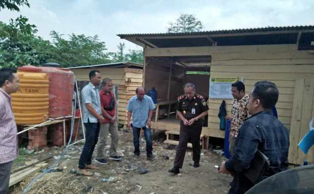 Kajari Saat Memantau Proyek Rehab Kantor Bupati