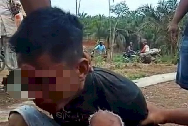 Pemuda warga Desa Ratau Gedang, Kecamatan Batin VIII, Kabupaten Sarolangun dihakimi massa. (Rhizki/brito.id)