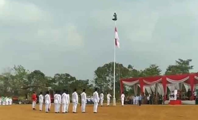 Warga Tebo panjat tiang perbaiki bendera yang nyangkut. Foto: Instagram/info_seputar_jambi