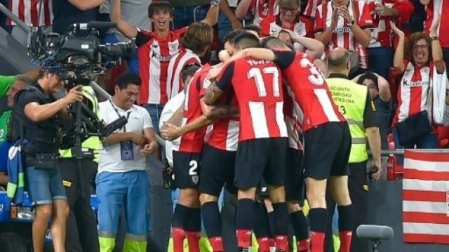 Para pemain Athletic Bilbao merayakan gol Aritz Aduriz ke gawang Barcelona di laga pembuka Liga Spanyol di San Mames stadium. ANDER GILLENEA / AFP