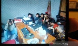 Sejumlah mahasiswa diamankan usai aksi berujung polisi terbakar di Cianjur. [Antara]