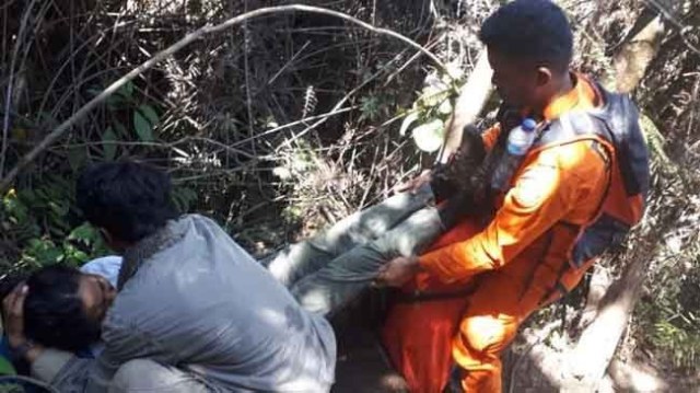 Tim SAR evakuasi satu pendaki yang pingsan di Gunung Kerinci. Foto: Istimewa