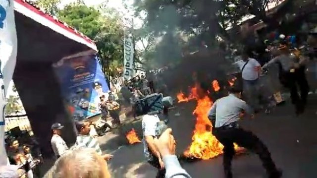 Polisi dibakar di Cianjur. (ist)