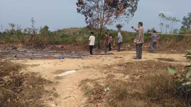 Rumah warga dibakar OTK, 20 KK terlantar di Distrik VIII WKS. Foto: Rian/Jambiseru.com