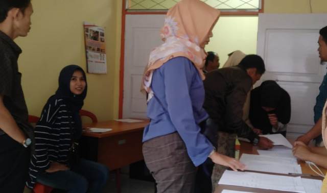 Suasana Pembayaran SPPD Pengawas Pemilu Desa di Kantor Bawaslu Kerinci Jumat/09/08/2019. (foto: kerincitime.co.id)