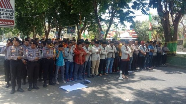 Pemuda dan Polisi Gelar Aksi Sholat Gaib, Solidaritas Tewasnya Mahasiswa UHO