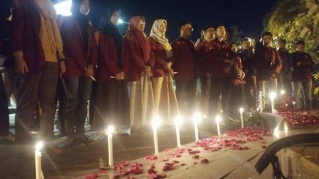 IMM Surabaya Tabur Bunga di Monumen Polri, Kecam Penembakan Mahasiswa