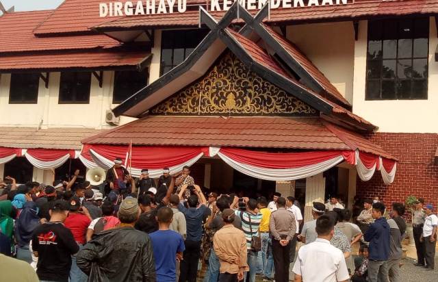 Al Haris Bupati Merangin Didemo Ratusan Warga Batang Kibul