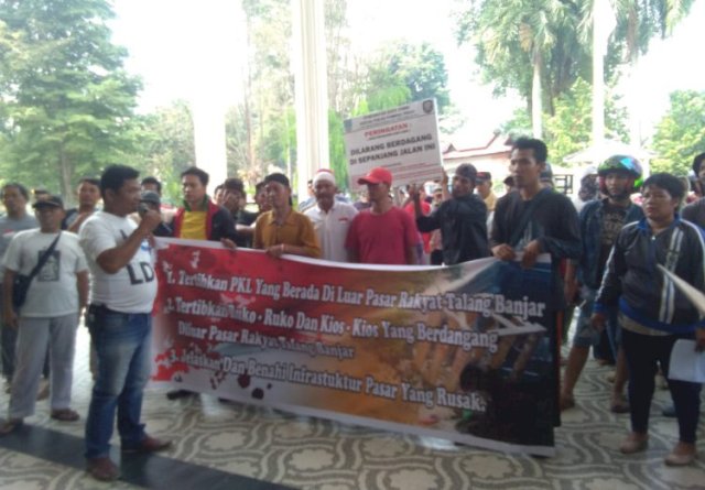 Fasha Wali Kota Didemo Pedagang Pasar Talang Banjar