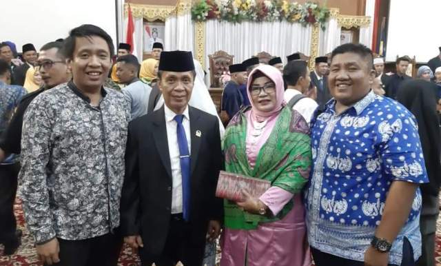 Ulil Amri bersama keluarga saat acara pelantikan DPRD Muaro Jambi di Gedung DPRD Muaro Jambi.