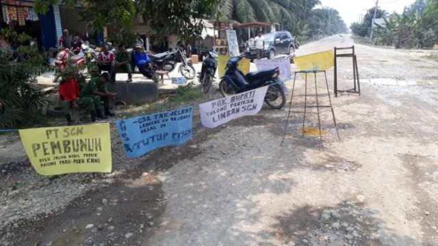 PT SGN Siram Jalan dengan Air Limbah, Warga Merangin Tutup Jalan