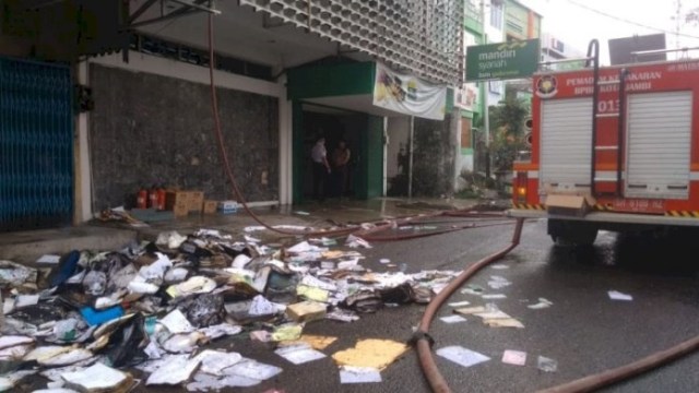 Bank Syariah Mandiri Jambi Terbakar, Dokumen Berserakan di Jalan