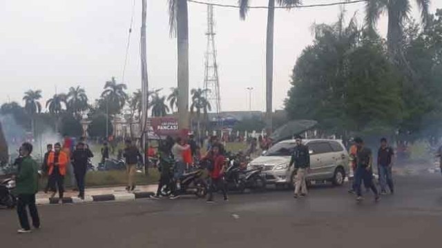 Mahasiswa Jambi Desak Masuk Gedung Dewan, Ditembakan Gas Air Mata Oleh Polisi