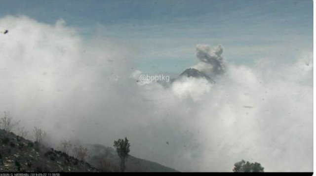 Setinggi 800 Meter, Gunung Merapi Muntahkan Awan Panas