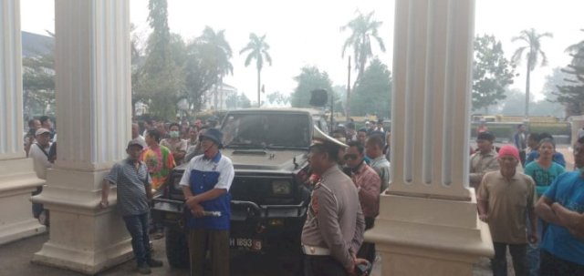 Puluhan Sopir Truk Protes ke DPRD Provinsi Jambi Karena Dilarang Isi BBM Bersubsidi di SPBU