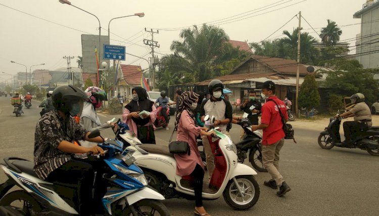 4.000 Masker Gratis Dibagikan Jurnalis Tanjabbar, Prihatin Kabut Asap!