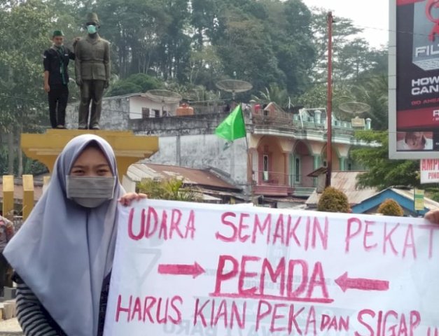 Aksi HMI Bangko Pasangi Masker ke Patung HM Kamil