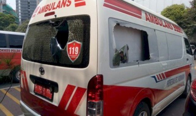 Oknum Brimob Buka Paksa Ambulans dan Pukuli Tim Medis