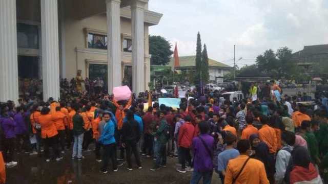 Mahasiswa dan Siswa di Jambi Kembali Demo di Gedung DPRD