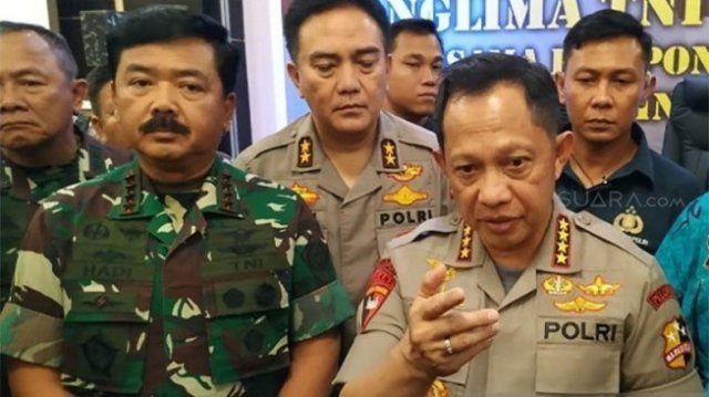 Kapolri Jendral Tito Karnavian (kanan) didampingi Panglima TNI Jenderal Hadi Tjahjanto di Jayapura, Selasa (27/8/2019) malam.