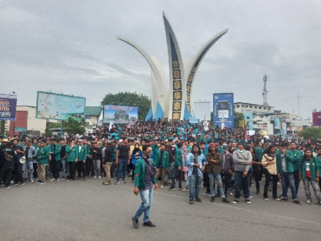 Mahasiswa Aceh Duduki Simpang Lima! Orator: Jangan Pancing Suasana, Kalian Jual Kami Beli