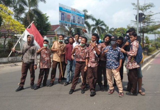 Belasan Anak STM Jambi Ikut Abang Mahasiswa Aksi Unras di Simpang IV BI