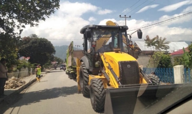 Penggunaan Alat Berat Bantuan Provinsi Disoal