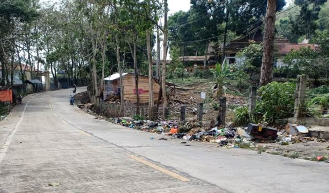 Sampah Sering Menupuk di Sepajang Jalan Bukit Sentiong