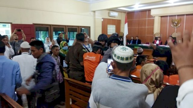 WAH! Muslim Pingsan Kala 8 Anggotanya Disidang