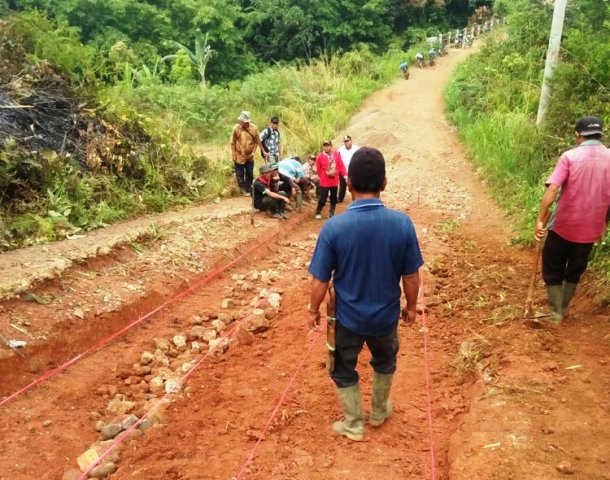 Kecewa Dengan Janji Pemerintah Daerah, Warga Tiga Desa di Jangkat Timur Merangin Iuran Perbaiki Jalan Kabupaten