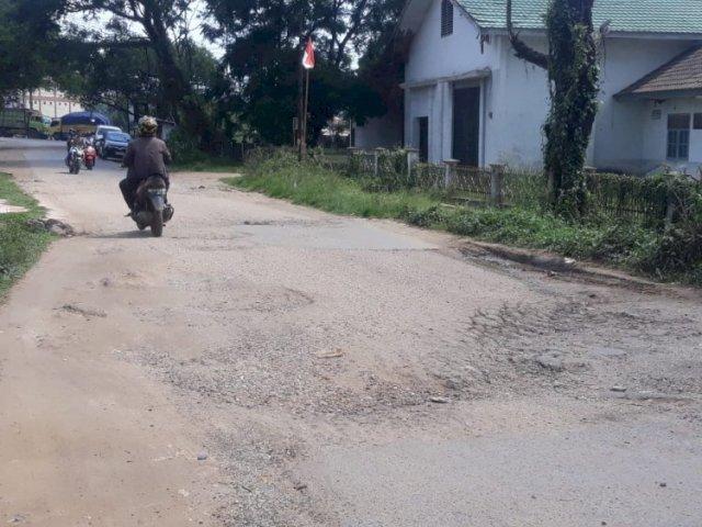 Jalan Sungai Duren Rusak dan Berlubang, Warga Sebut Selama Ini Hanya Tambal Sulam